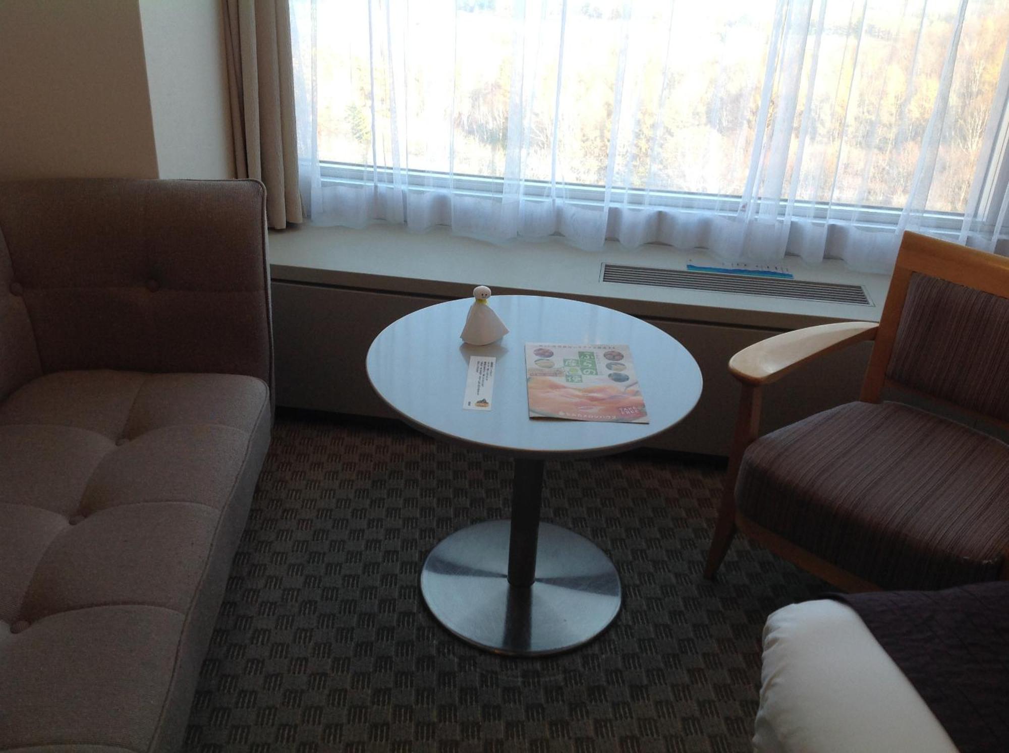 Shin Furano Prince Hotel Szoba fotó A table in a hotel room