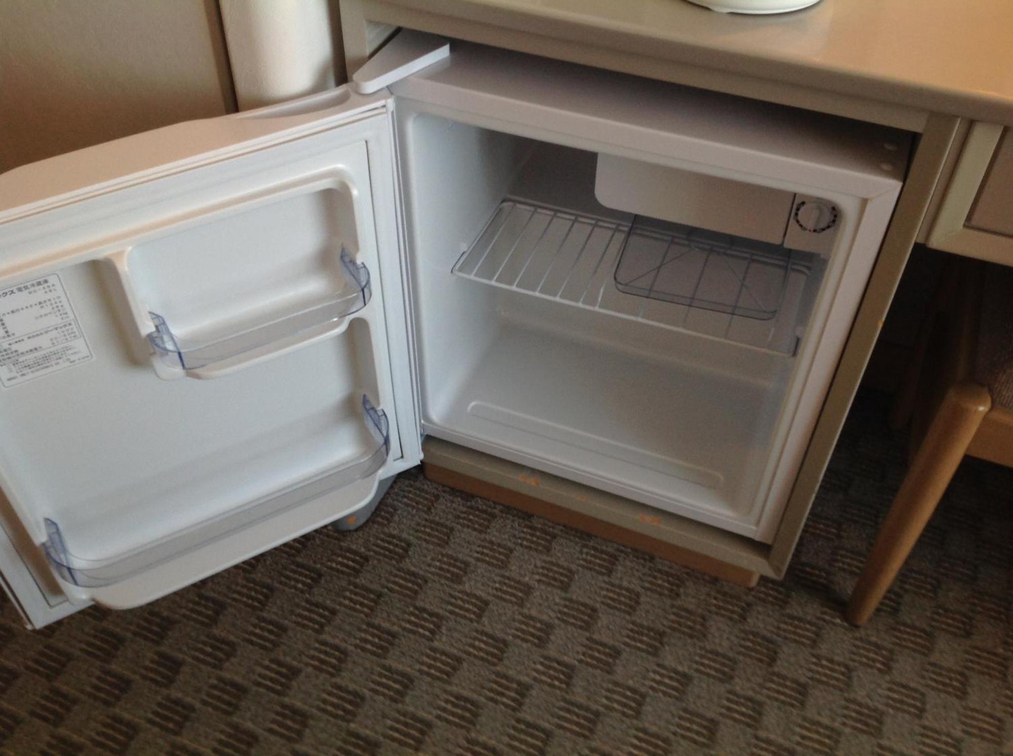 Shin Furano Prince Hotel Szoba fotó A mini-fridge in a hotel room