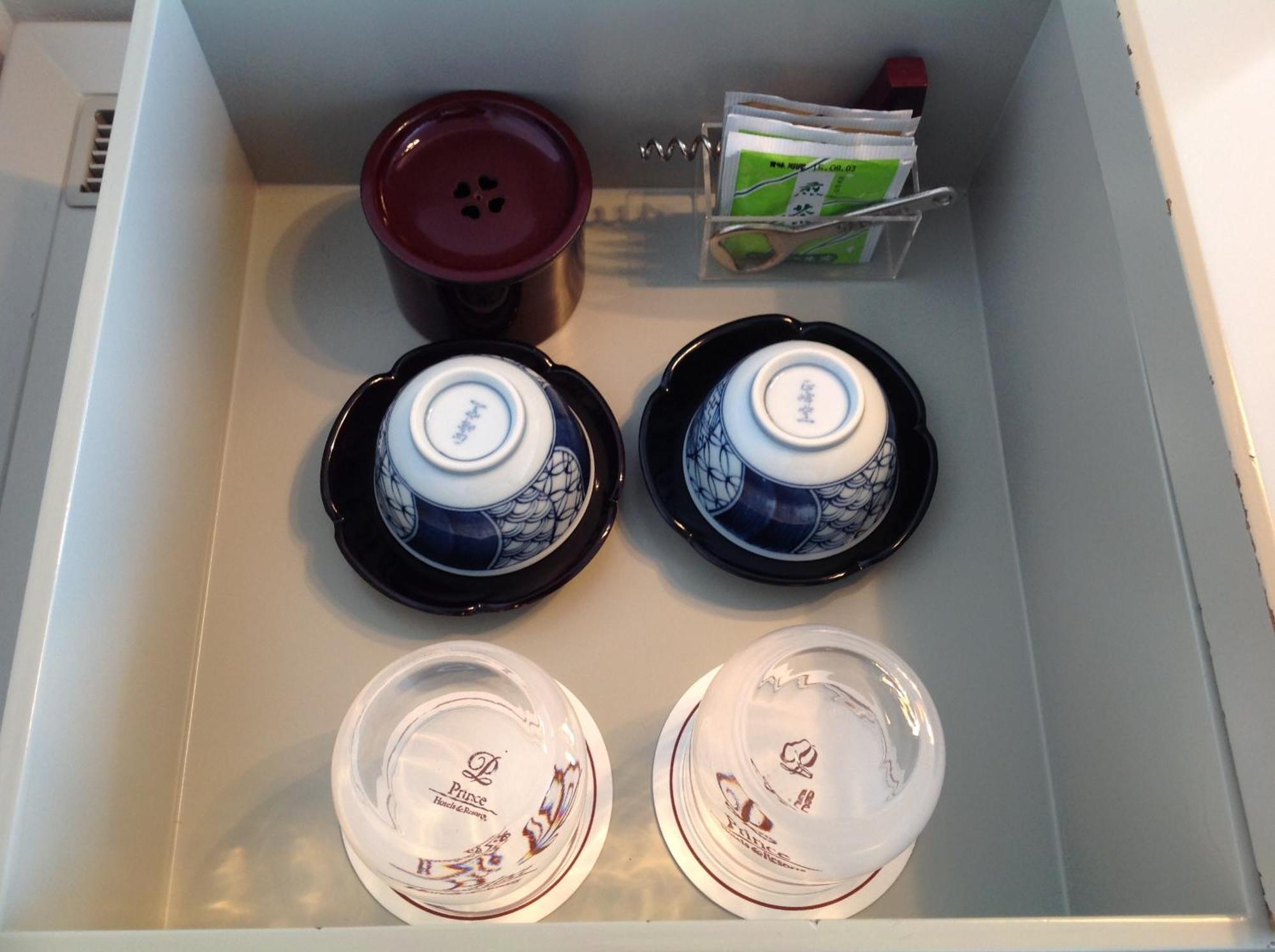 Shin Furano Prince Hotel Szoba fotó A tea set in a drawer