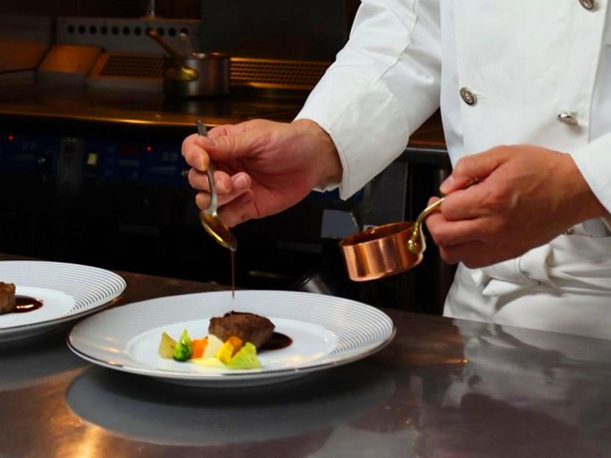 Shin Furano Prince Hotel Kültér fotó A chef plating a dish