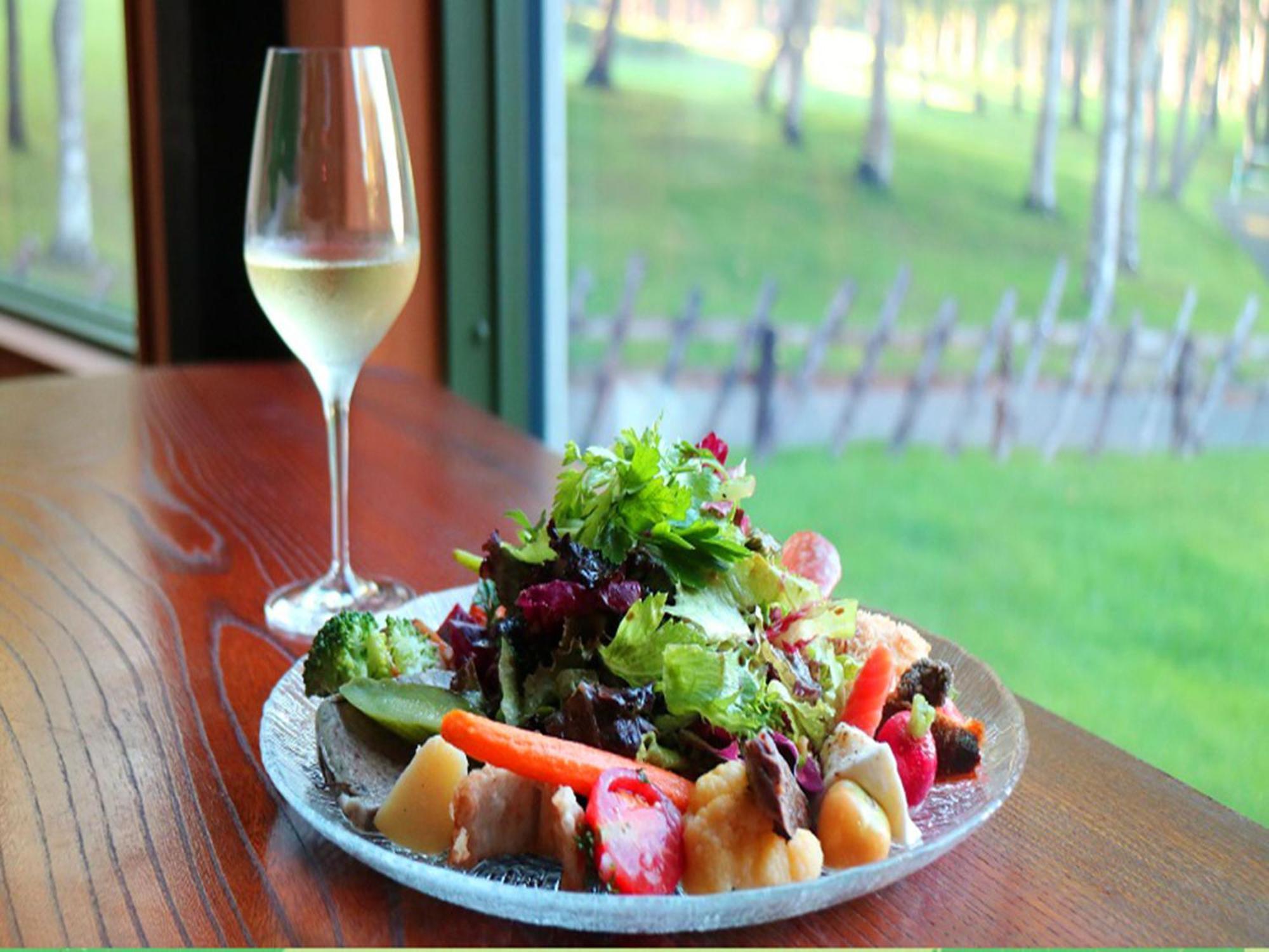 Shin Furano Prince Hotel Kültér fotó A salad with a glass of wine