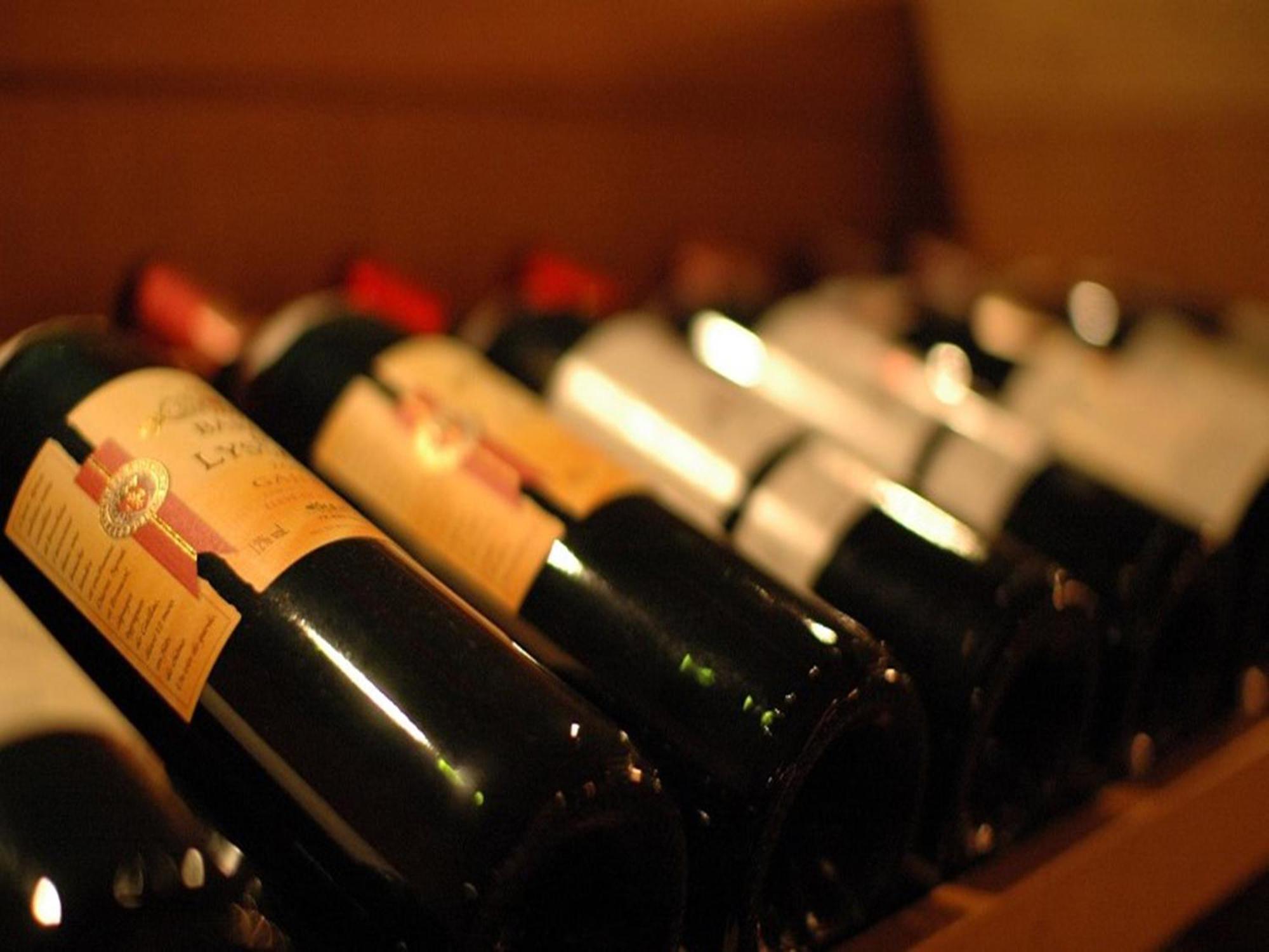 Shin Furano Prince Hotel Kültér fotó Wine bottles