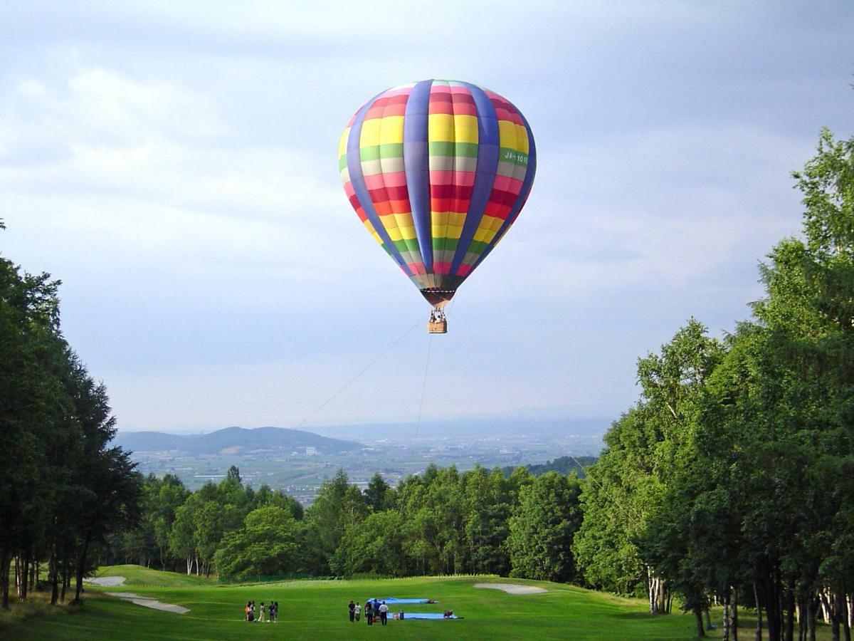 Shin Furano Prince Hotel Kültér fotó Hot air balloon over the golf course